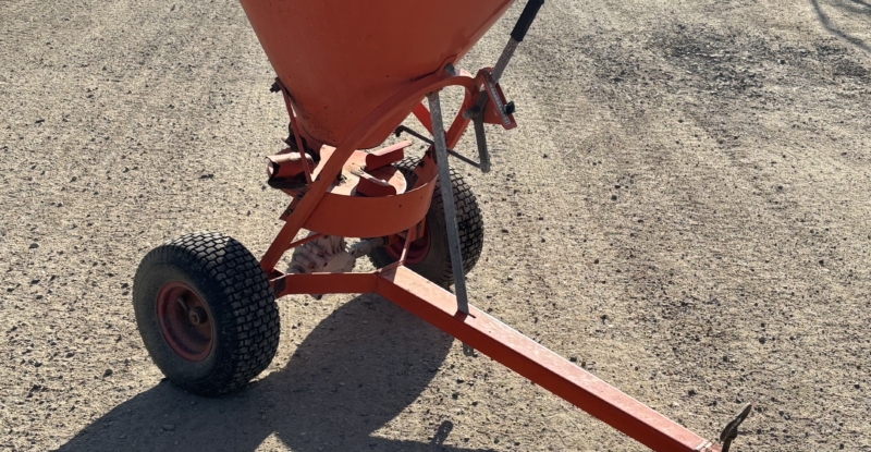 Pull type fertilizer spreader